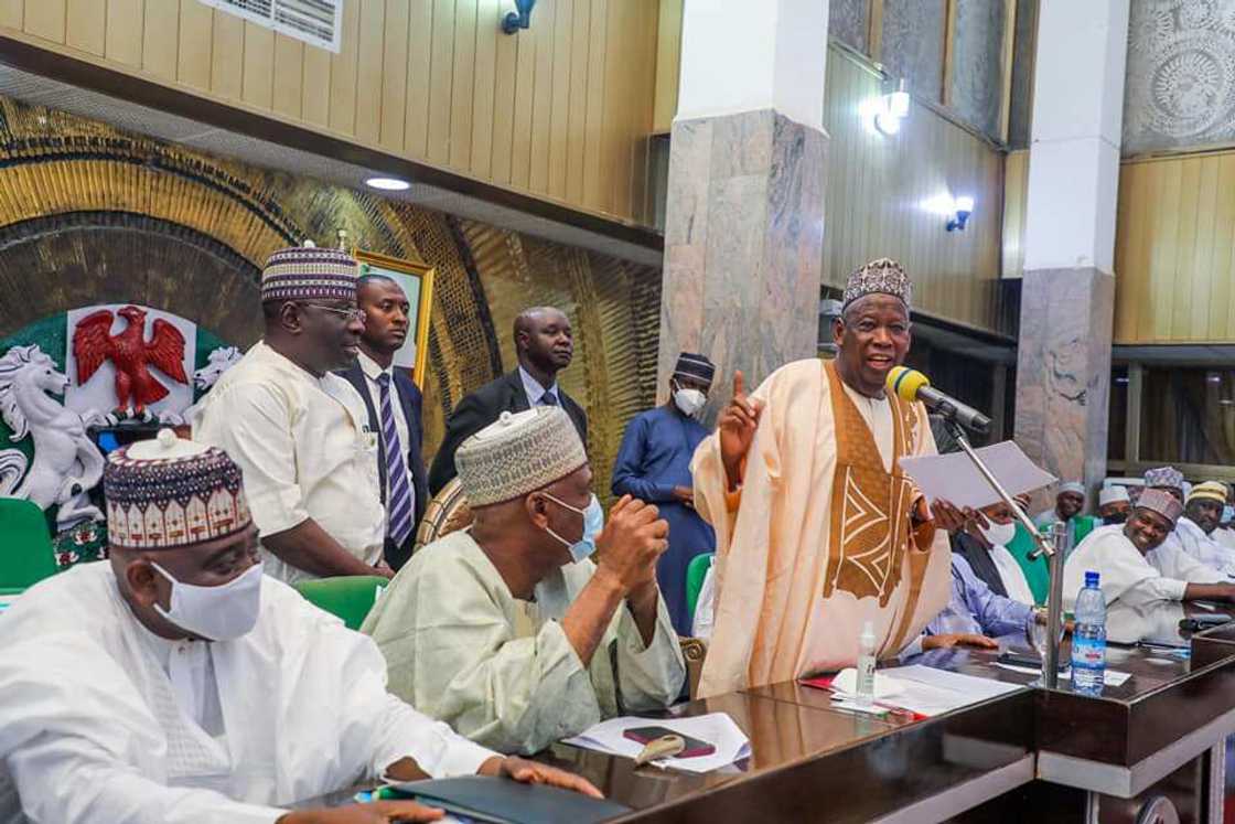 Ganduje ya mayar da zazzafin martani kan yan majalisan da suka kai kararsa Abuja Ganduje ya mayar da zazzafin martani kan yan majalisan da suka kai kararsa Abuja