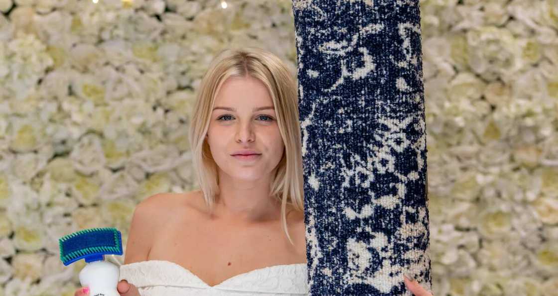 Babbar magana: Hotunan yadda aka daura auren wata mata da kafet din dakinta Babbar magana: Hotunan yadda aka daura auren wata mata da kafet din dakinta