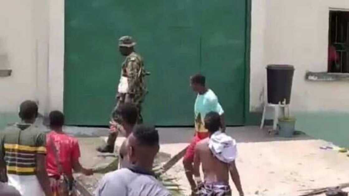 Fashin magarkama: Jami'an tsaro sun kamo fursunoni 99 da suka tsere a Kogi Fashin magarkama: Jami'an tsaro sun kamo fursunoni 99 da suka tsere a Kogi