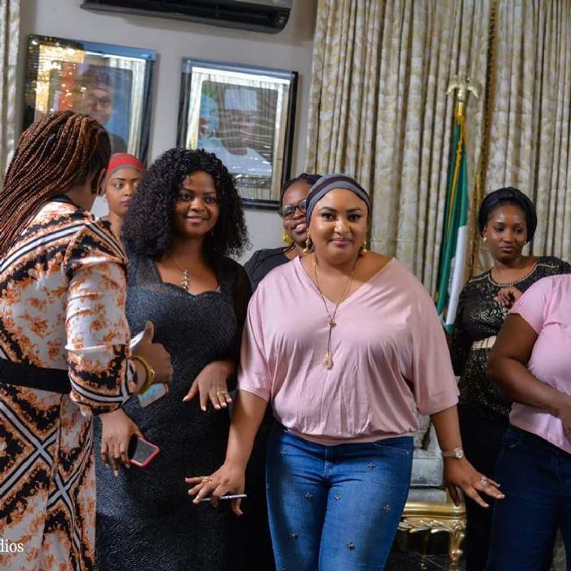 Kalli hotunan liyafar da uwargidar Yahaya Bello ta shirya bayan mijin aminiyarta ya zama mataimakin gwamnan Kogi Kalli hotunan liyafar da uwargidar Yahaya Bello ta shirya bayan mijin aminiyarta ya zama mataimakin gwamnan Kogi