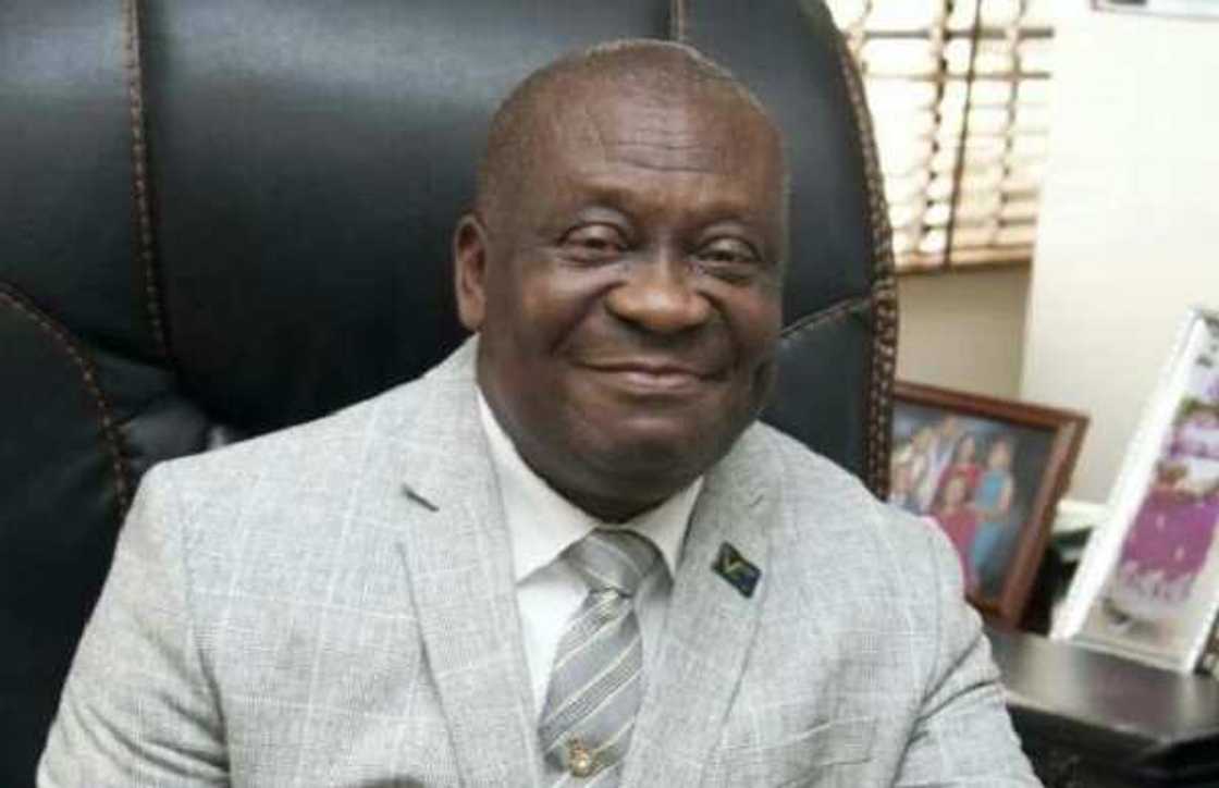 Buhari ya sallami shugaban NECO da manyan jami'an hukumar 4 Buhari ya sallami shugaban NECO da manyan jami'an hukumar 4