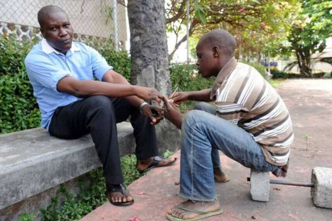 Mai Sana'ar Yankan Farcen da ke Samun Sama da N45,000 a Wata Mai Sana'ar Yankan Farcen da ke Samun Sama da N45,000 a Wata