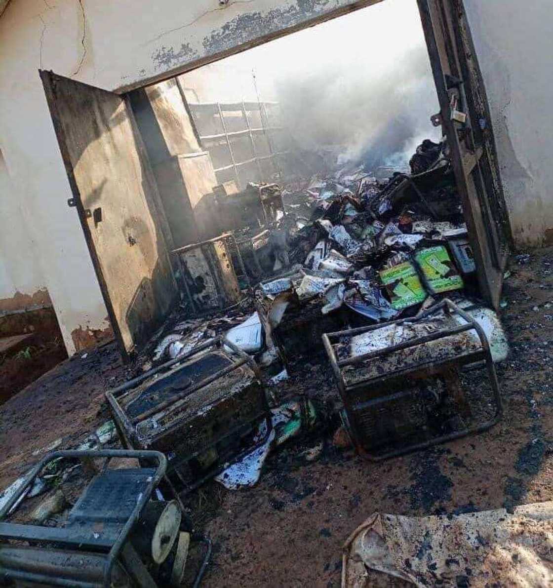 Da duminsa: Gobara ta kama ofishin hukumar INEC a jihar Enugu Da duminsa: Gobara ta kama ofishin hukumar INEC a jihar Enugu