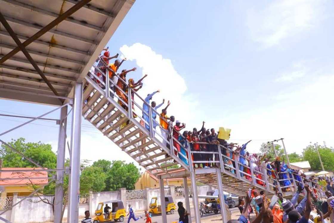 Bayan makonni 3 da tafiya hutu, mutan Borno na farin cikin dawowan gwamna Zulum Bayan makonni 3 da tafiya hutu, mutan Borno na farin cikin dawowan gwamna Zulum