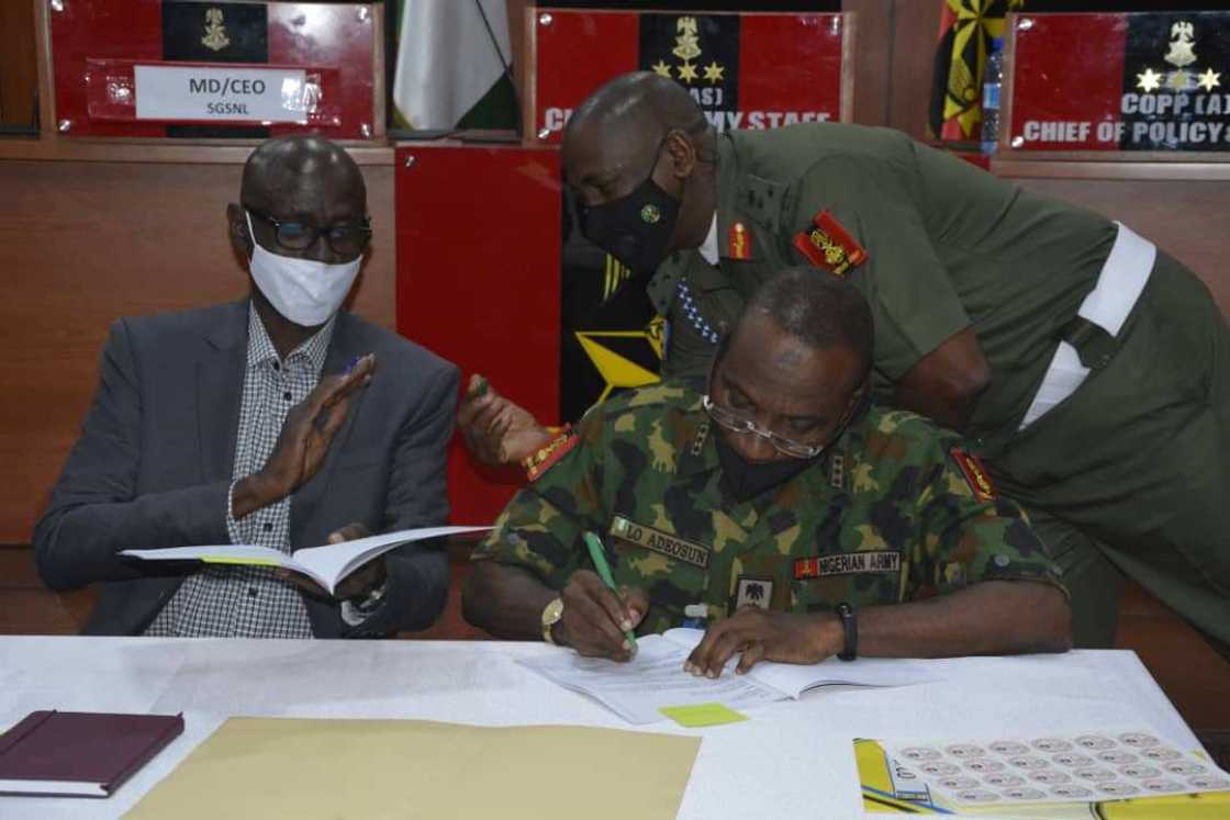 Rundunar sojin Nigeria ta sa hannu kan jarjejeniyar fara sarrafa kayan aikinta da kanta Rundunar sojin Nigeria ta sa hannu kan jarjejeniyar fara sarrafa kayan aikinta da kanta