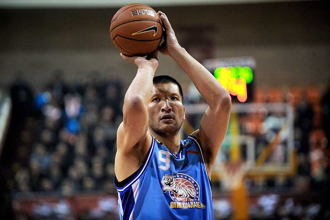 Mengke Bateer in action during the second round of the CBA 11/12 game against Shanxi Zhongyu