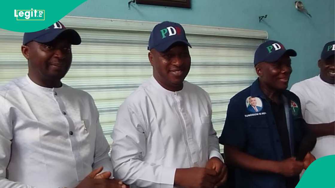 Tsohon dan takarar gwamnan Enugu na LP ya koma jam'iyyar PDP Tsohon dan takarar gwamnan Enugu na LP ya koma jam'iyyar PDP