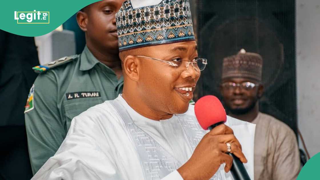 Gwamna ya raba shinkafa domin bukukuwan Kirsimeti Gwamna ya raba shinkafa domin bukukuwan Kirsimeti