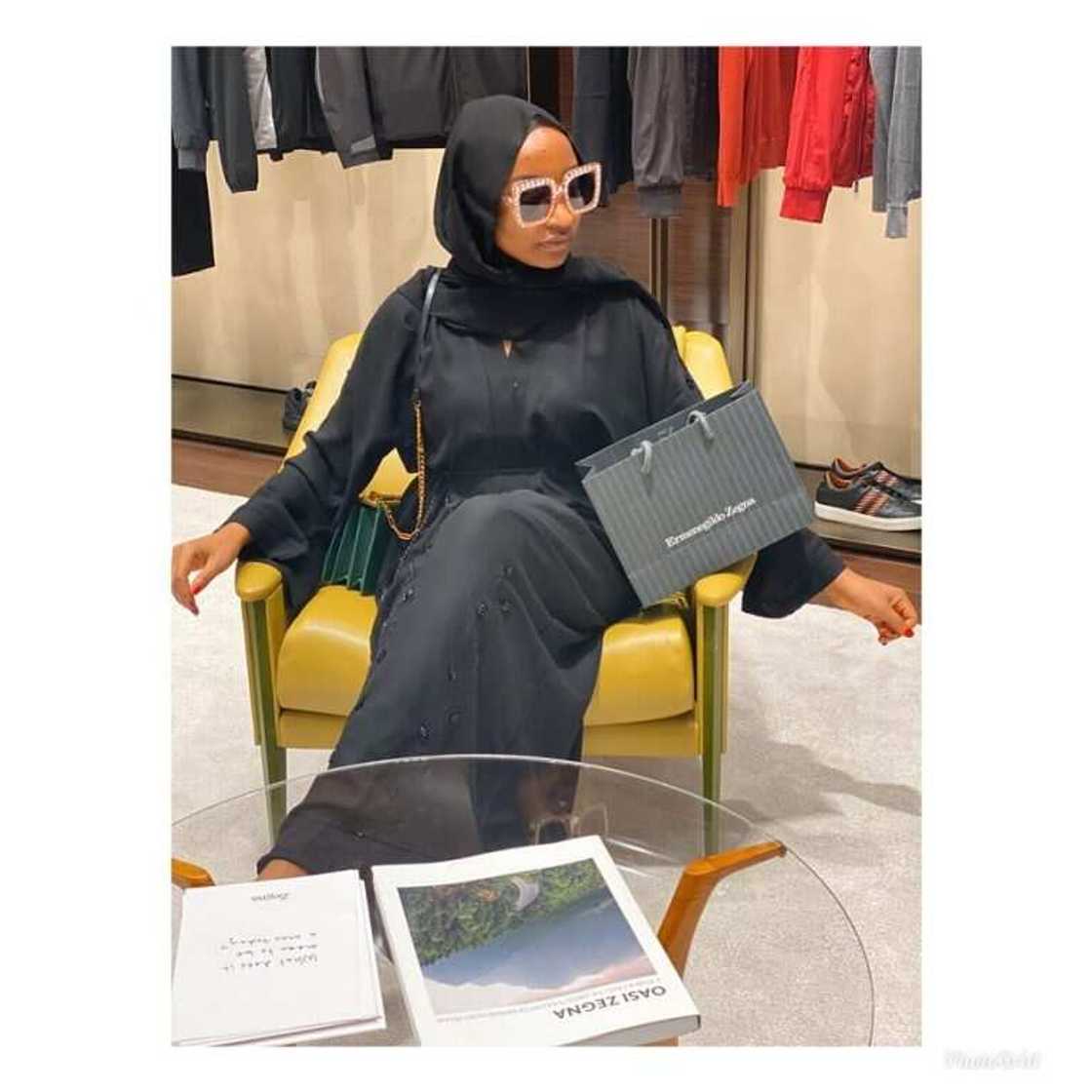 Hotuna: Wata biyu kacal da sakin wayar iPhone 11 a kasuwa, jaruma Rahama Sadau ta mallaketa Hotuna: Wata biyu kacal da sakin wayar iPhone 11 a kasuwa, jaruma Rahama Sadau ta mallaketa