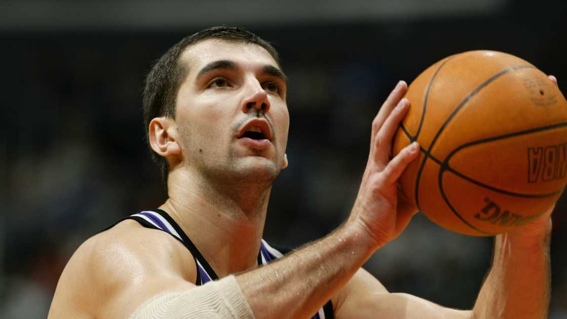 Predrag Stojakovic of the Sacramento Kings shoots a free throw during the game against the Los Angeles Clippers