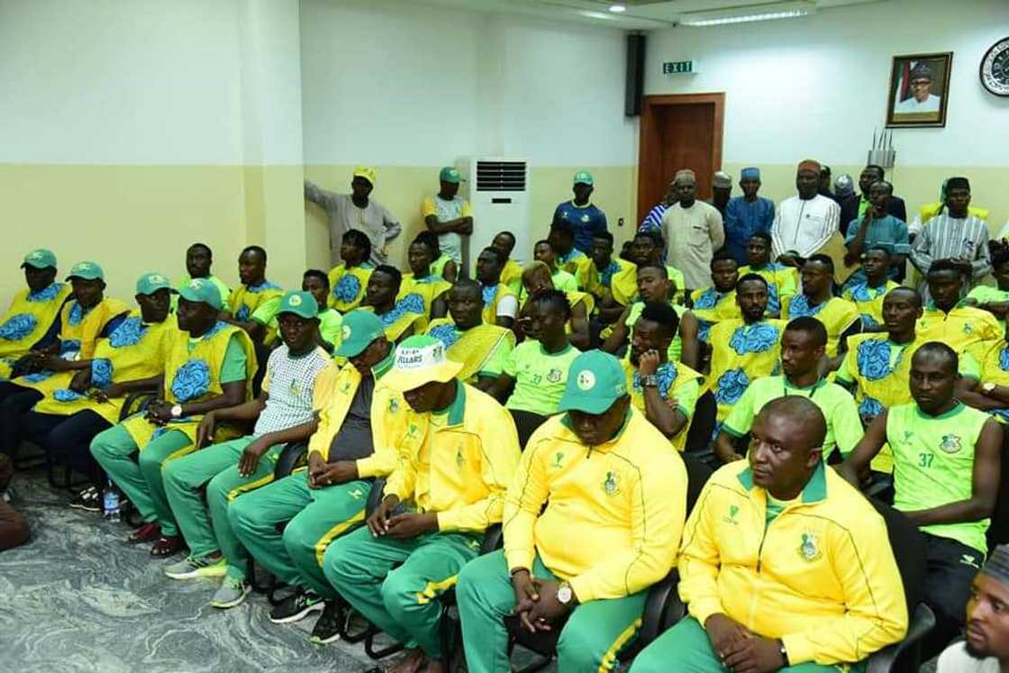 Gwamna Ganduje ya yi ma yan wasa ruwan daloli a jahar Kano Gwamna Ganduje ya yi ma yan wasa ruwan daloli a jahar Kano