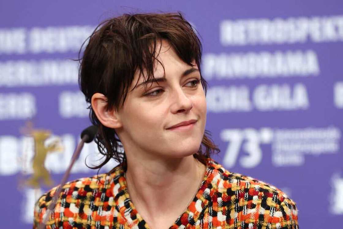 Famous brunette actress Famous brunette actress