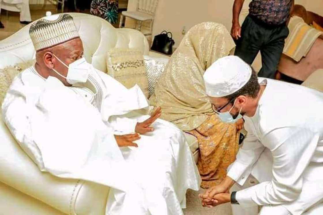 Abiola Ajimobi: Ganduje da iyalinsa sun je ta'aziyya wurin sirikansu Abiola Ajimobi: Ganduje da iyalinsa sun je ta'aziyya wurin sirikansu