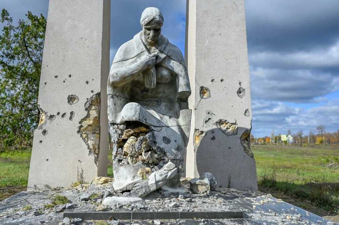 A statue at the western entrance to the region of Kherson reveals the scale of fighting A statue at the western entrance to the region of Kherson reveals the scale of fighting