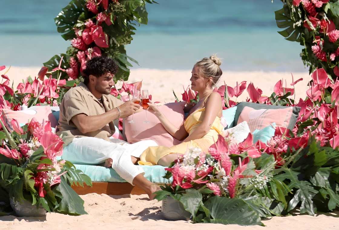 Carmen Kocourek and Kenzo Nudo toast during a date on the beach Carmen Kocourek and Kenzo Nudo toast during a date on the beach