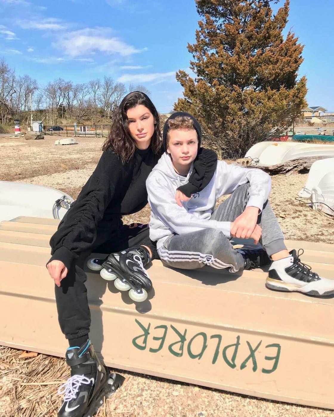 how old is Bella Banos? how old is Bella Banos?