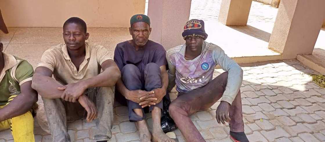 Hotunan mutum 5 da 'yan sanda suka ceto daga miyagu a dajin Dansadau da ke Zamfara Hotunan mutum 5 da 'yan sanda suka ceto daga miyagu a dajin Dansadau da ke Zamfara