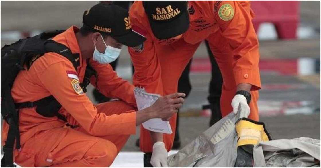 Rescuers inspect debris found in the waters around the location where a Sriwijaya Air passenger jet has lost contact with air traffic controllers shortly after the takeoff (Photo: AP) Rescuers inspect debris found in the waters around the location where a Sriwijaya Air passenger jet has lost contact with air traffic controllers shortly after the takeoff (Photo: AP)