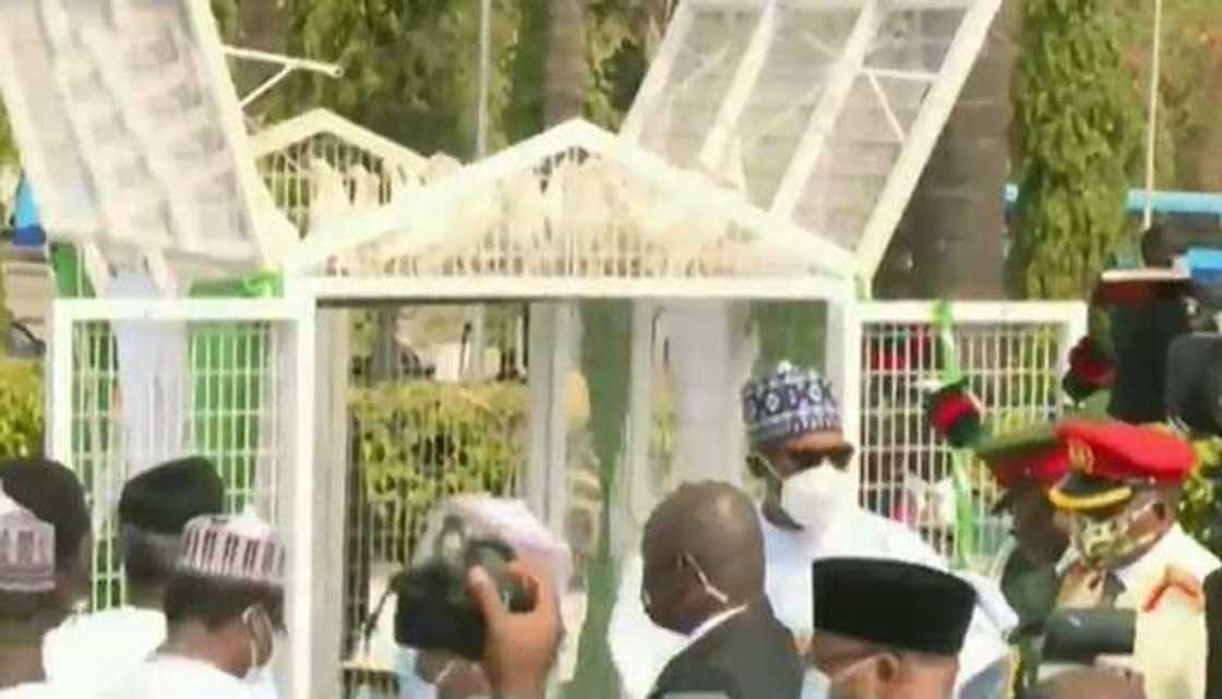 Tantabarun da Buhari ya saki a bikin ranar tunawa da Sojoji sun ki tashi (Bidiyo) Tantabarun da Buhari ya saki a bikin ranar tunawa da Sojoji sun ki tashi (Bidiyo)