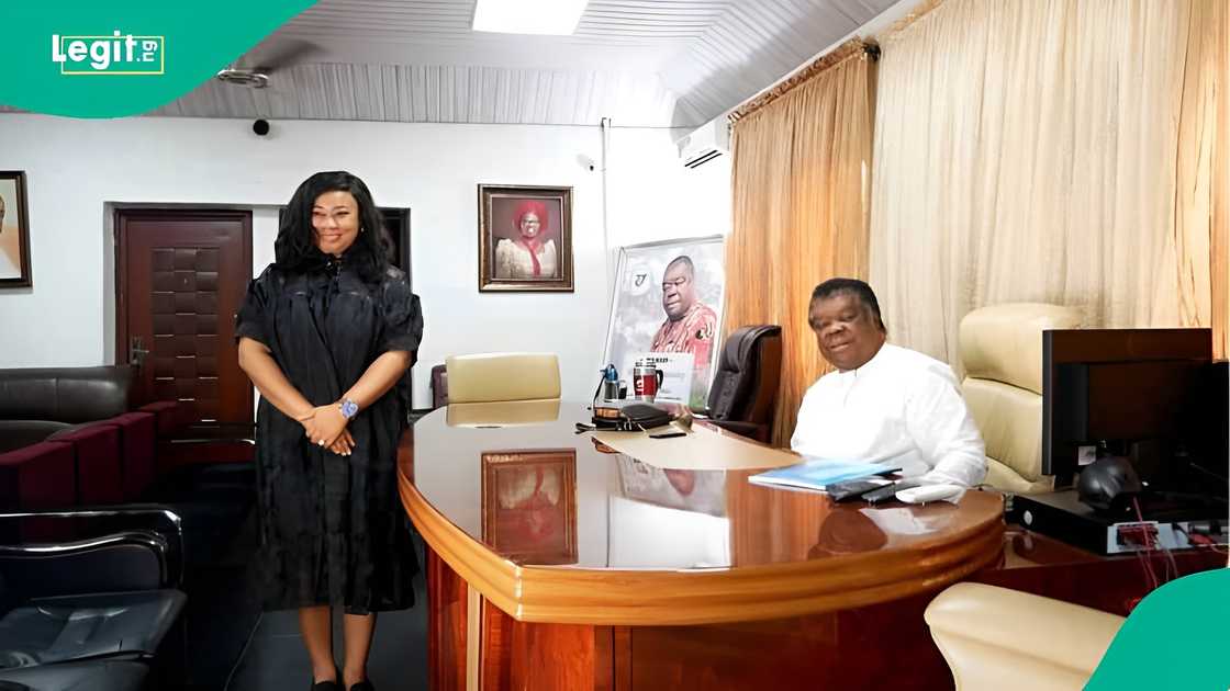 Rev. Uma Ukpai surprises journalist with dollars during interview Rev. Uma Ukpai surprises journalist with dollars during interview
