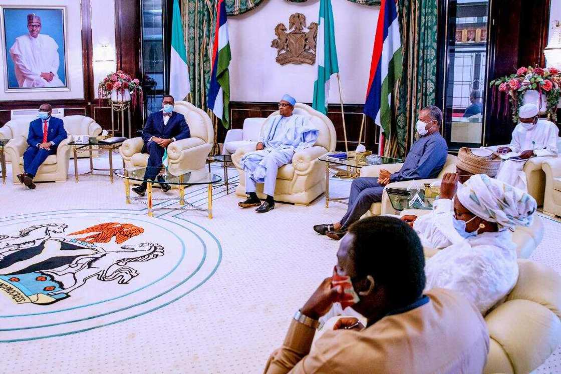 Buhari ya shiga ganawar sirri da shugaban bankin AfDB, Adesina
Hakkin mallakar hoto: TVC News Buhari ya shiga ganawar sirri da shugaban bankin AfDB, Adesina
Hakkin mallakar hoto: TVC News