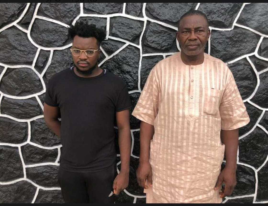 Uba da ‘Dan cikin da ya haifa sun fada hannun EFCC bisa zarginsu da laifin ‘Yahoo-Yahoo’ Uba da ‘Dan cikin da ya haifa sun fada hannun EFCC bisa zarginsu da laifin ‘Yahoo-Yahoo’