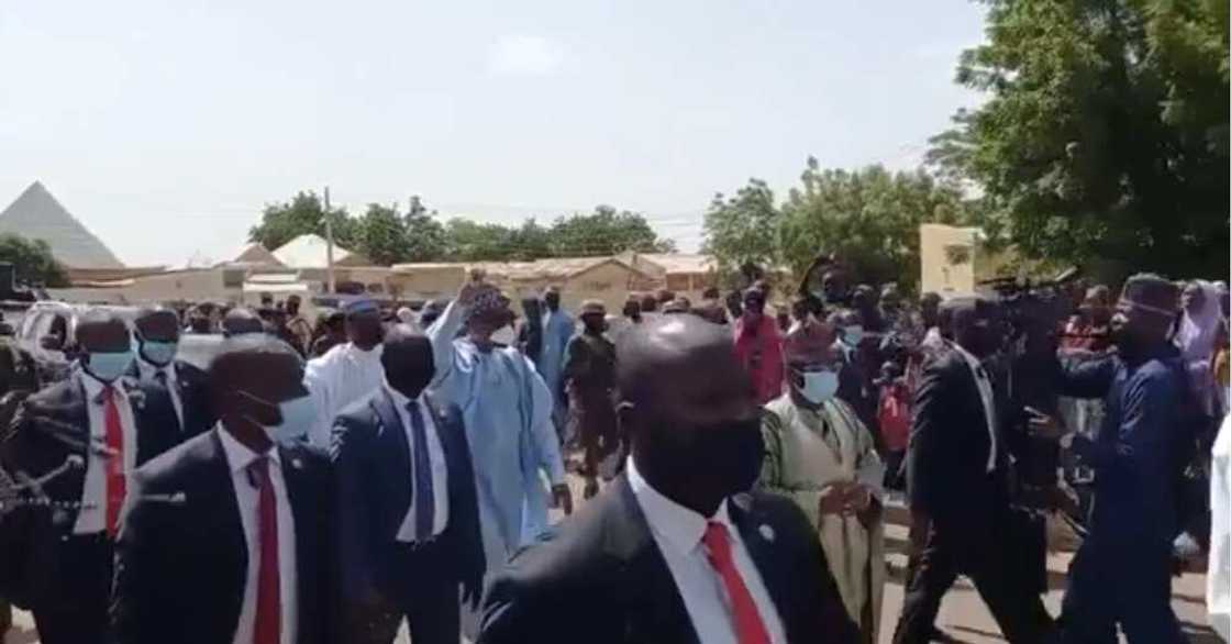 Eid-el-Kabir: Bidiyo ya nuna Buhari yana tafiya zuwa filin Idi a Daura yayin daama'a ke taya shi murna Eid-el-Kabir: Bidiyo ya nuna Buhari yana tafiya zuwa filin Idi a Daura yayin daama'a ke taya shi murna