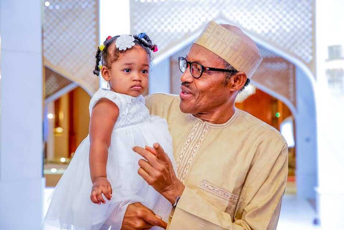 Ranar Yara: Fadar shugaban ƙasa ta fitar da hotunan Buhari yana wasa da yara Ranar Yara: Fadar shugaban ƙasa ta fitar da hotunan Buhari yana wasa da yara