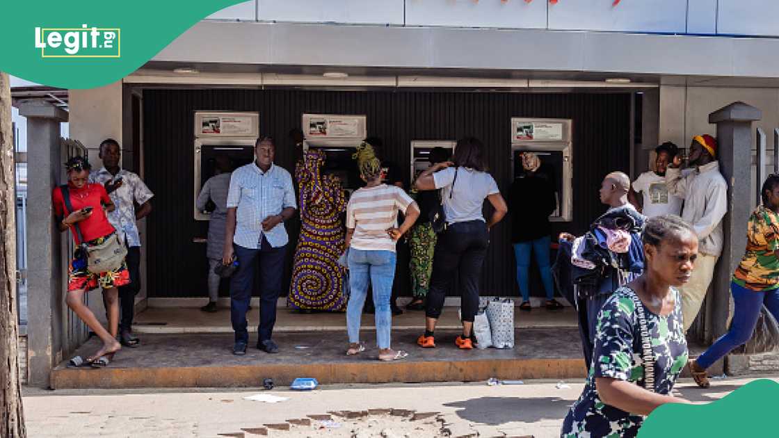 Nigerians Shun Banks Nigerians Shun Banks