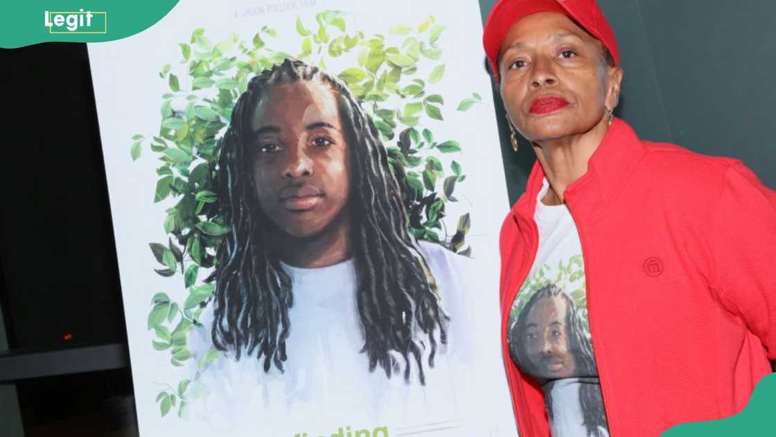 Jenifer Lewis poses with Kendrick Johnson portrait Jenifer Lewis poses with Kendrick Johnson portrait