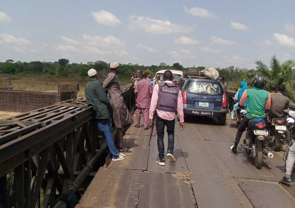 Kwantena Ta Faɗa Kan Wata Mata Da Yara 3 Yayin Da Kwastam Ke Bin Trela a Kwara Kwantena Ta Faɗa Kan Wata Mata Da Yara 3 Yayin Da Kwastam Ke Bin Trela a Kwara