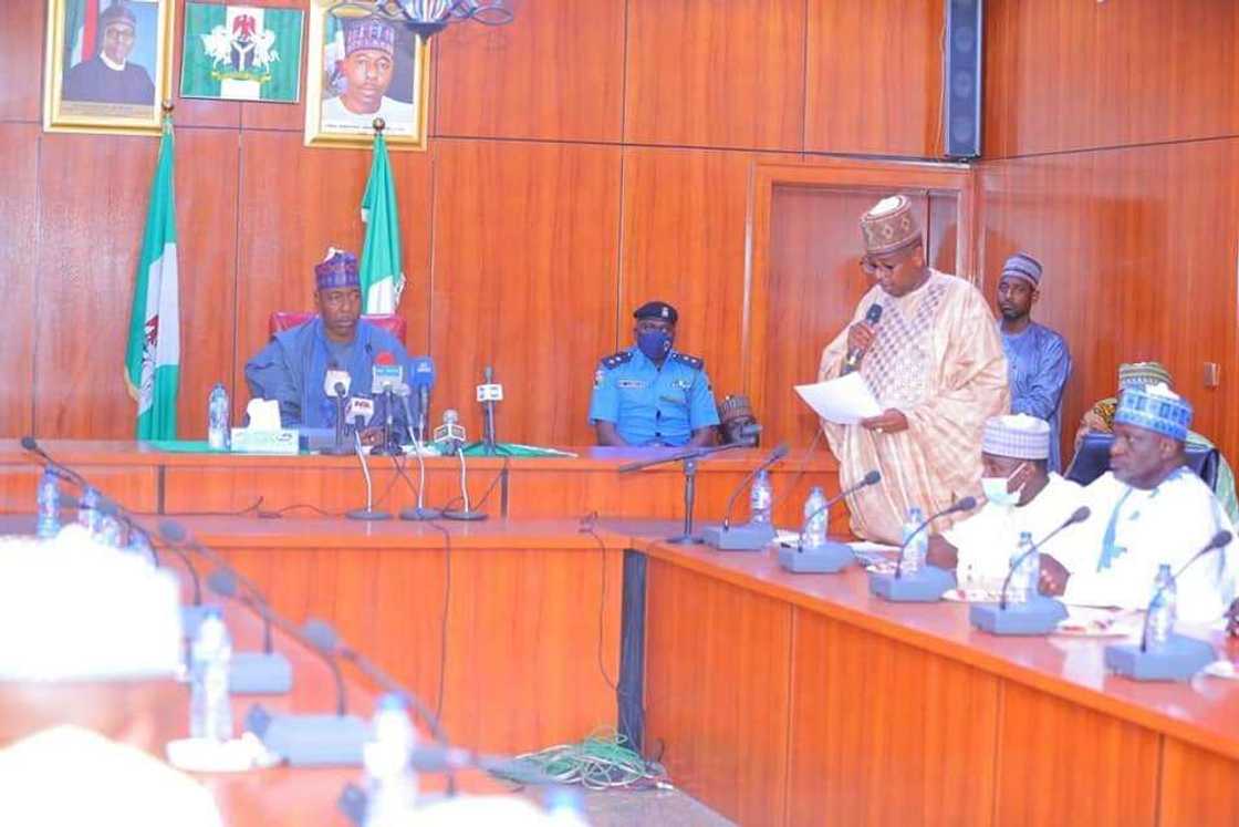 Gwamna Zulum da muƙarrabansa. Gwamna Zulum da muƙarrabansa.