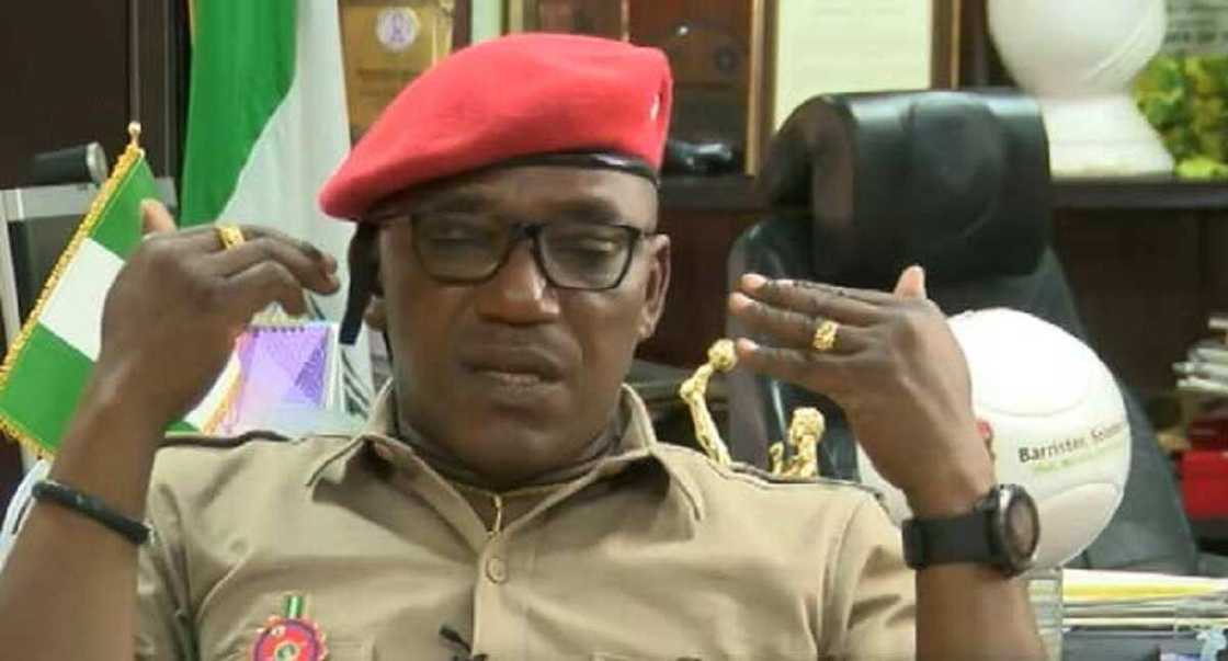 Solomon Dalung yana jawabi Solomon Dalung yana jawabi