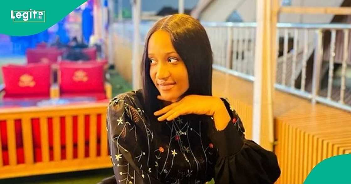 Nigerian bride goes make-up free on her wedding day to please her father. Nigerian bride goes make-up free on her wedding day to please her father.