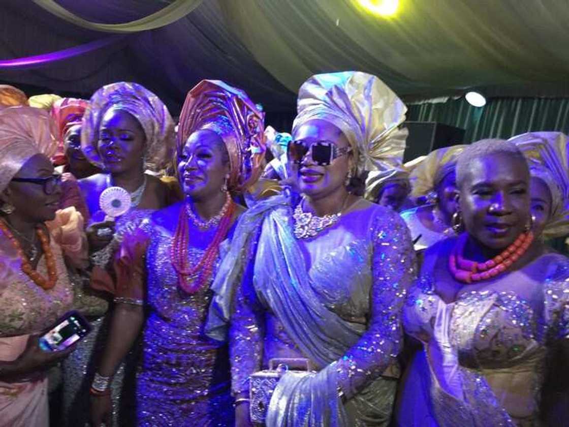 Hotuna: Tsohon gwamna kuma dan takarar shugaban kasa ya aurar da diya Hotuna: Tsohon gwamna kuma dan takarar shugaban kasa ya aurar da diya