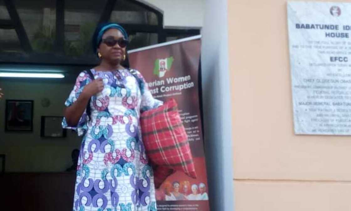 Tsohuwar shugabar ma’aikatan tarayya Oyo-Ita ta isa kotun Abuja da matashin kai (hotuna) Tsohuwar shugabar ma’aikatan tarayya Oyo-Ita ta isa kotun Abuja da matashin kai (hotuna)