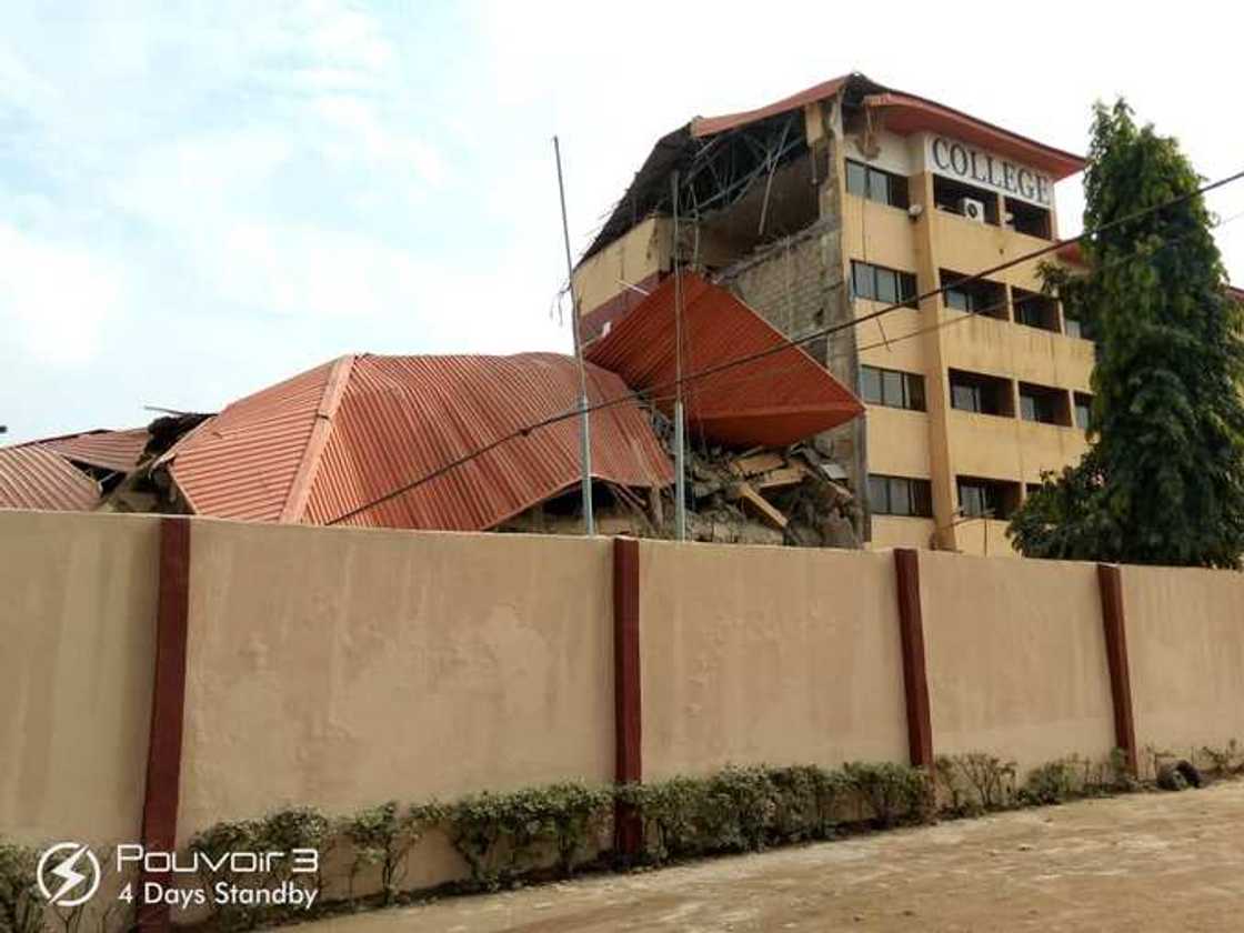 Da duminsa: Makarantar Boko mai hawa 4 ta ruguje a jihar Legas Da duminsa: Makarantar Boko mai hawa 4 ta ruguje a jihar Legas