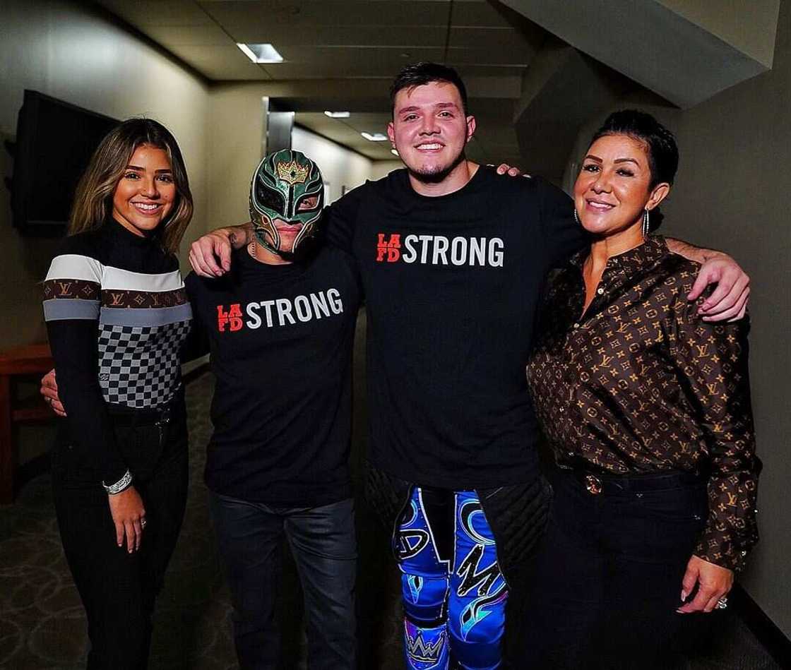 who is Rey Mysterio's wife?