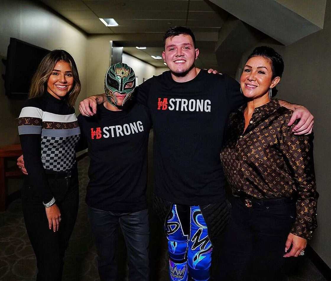 who is Rey Mysterio's wife? who is Rey Mysterio's wife?