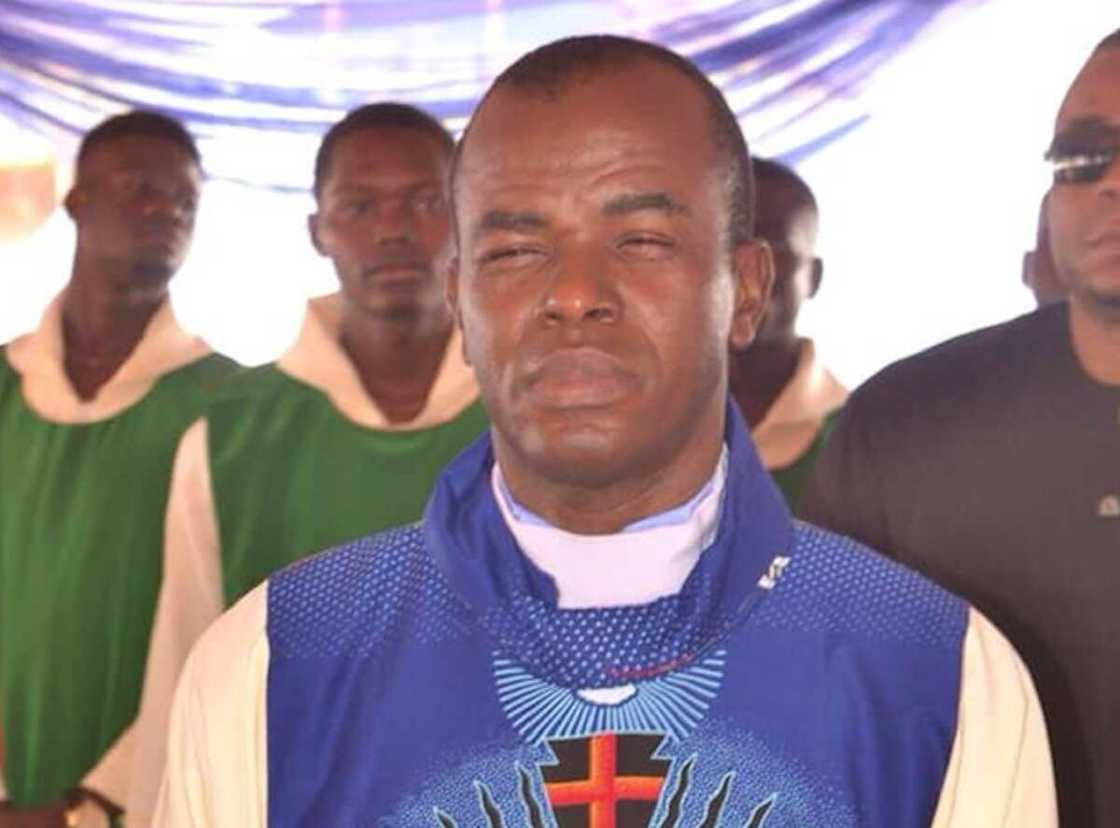 Da duminsa: Mabiyan Father Mbaka sun fito zanga-zanga bayan bacewarsa a Enugu Da duminsa: Mabiyan Father Mbaka sun fito zanga-zanga bayan bacewarsa a Enugu