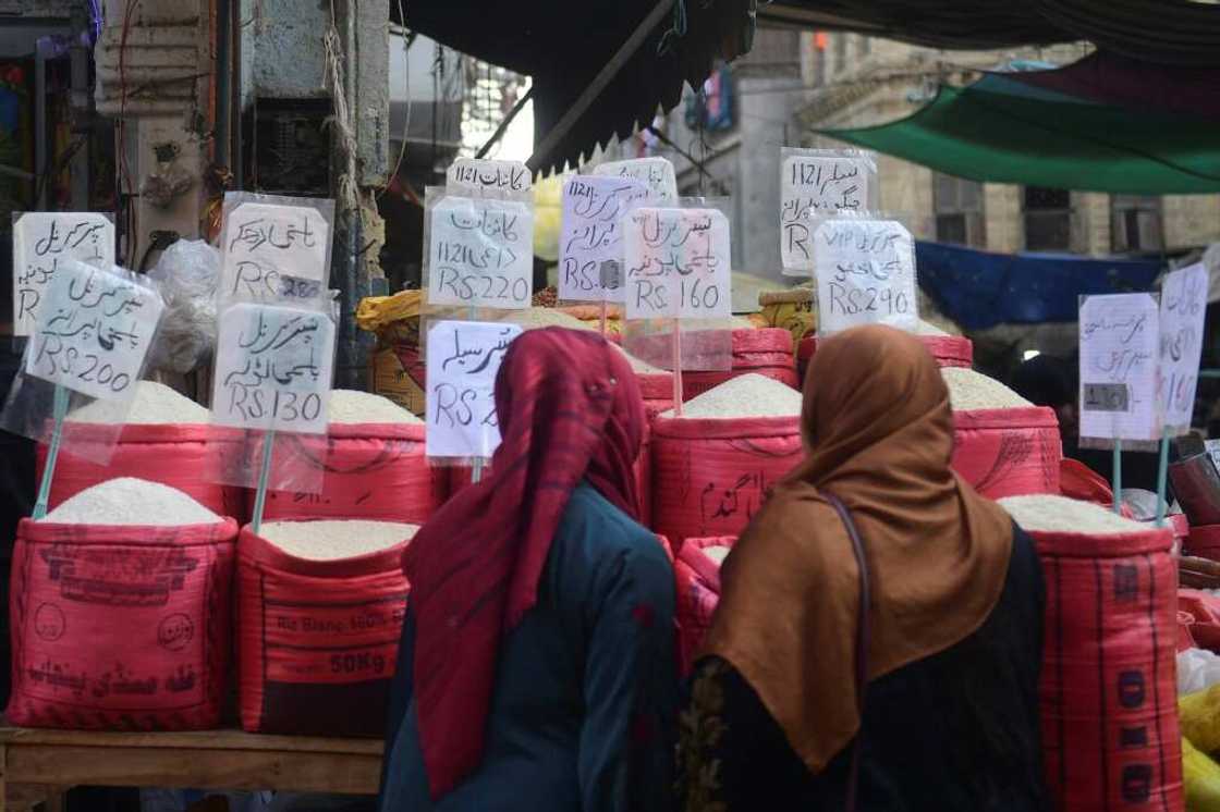 Pakistan's enormous national debt and the endless effort to service it makes the South Asian nation particularly vulnerable to economic shocks Pakistan's enormous national debt and the endless effort to service it makes the South Asian nation particularly vulnerable to economic shocks