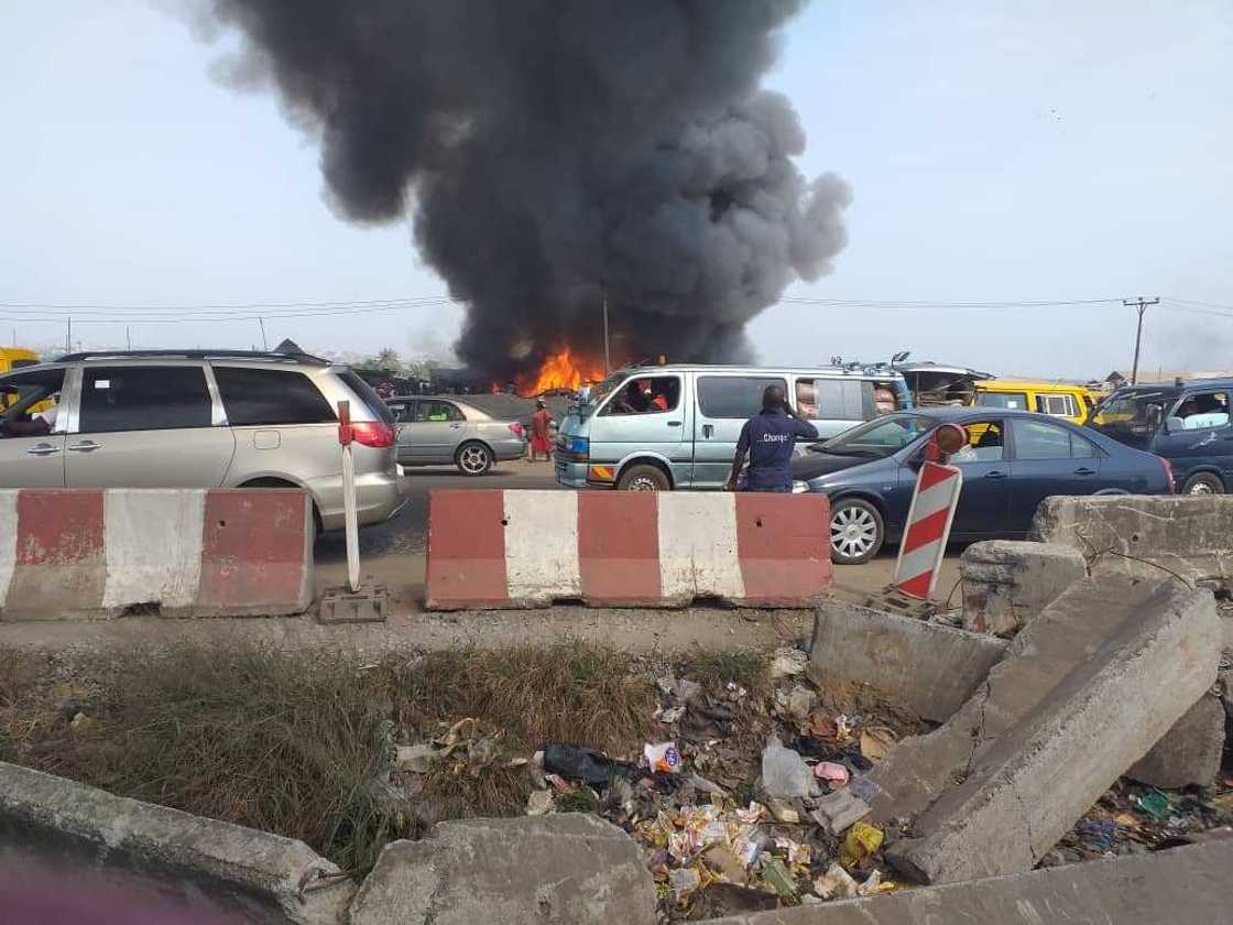 Kara market along Lagos-Ibadan expressway on fire Kara market along Lagos-Ibadan expressway on fire