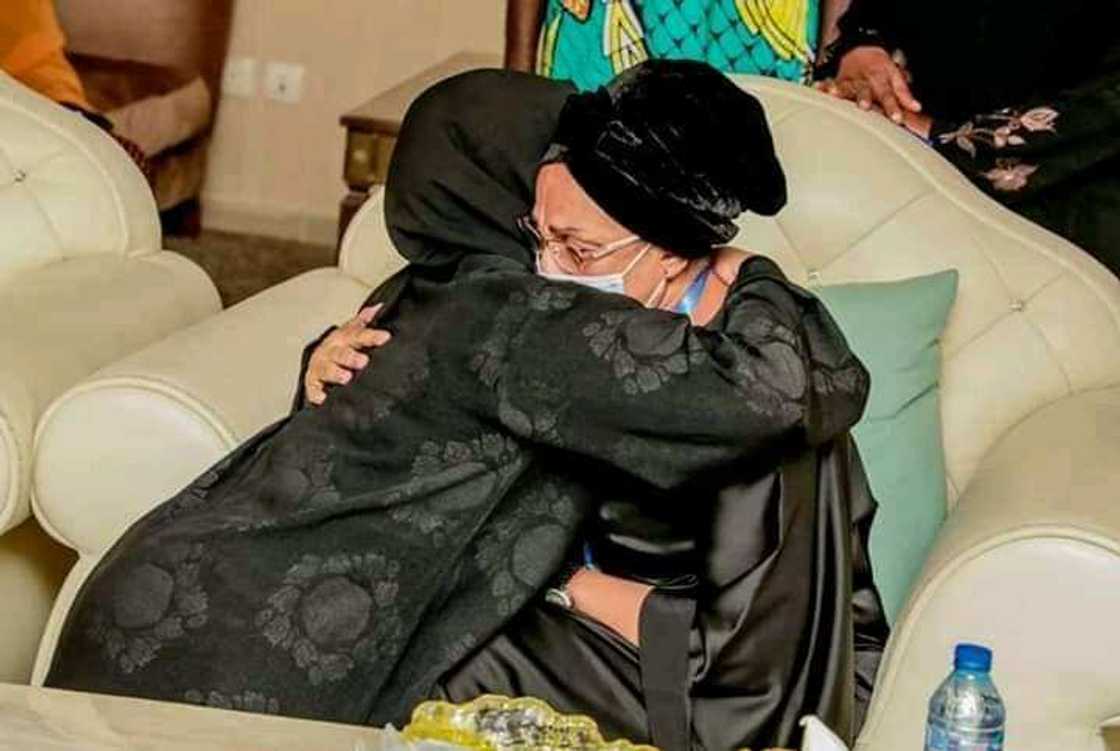 Abiola Ajimobi: Ganduje da iyalinsa sun je ta'aziyya wurin sirikansu Abiola Ajimobi: Ganduje da iyalinsa sun je ta'aziyya wurin sirikansu