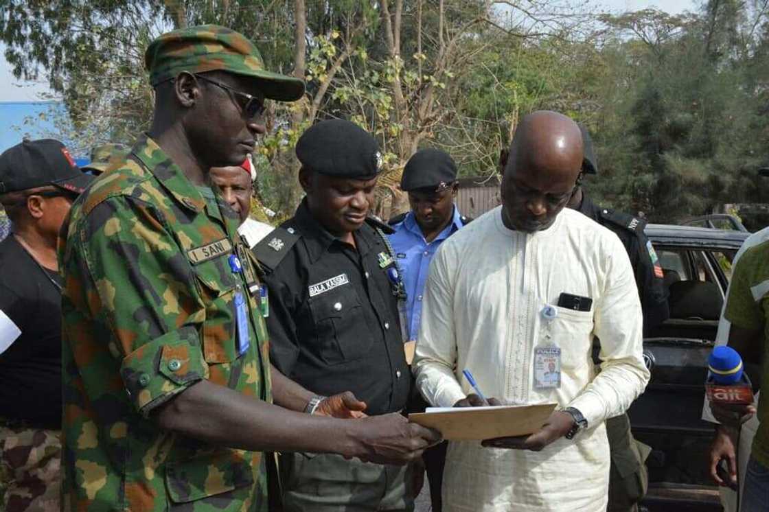 NAF ta yi bajakolin ‘yan bindigar da ta kama a Kaduna, hotuna NAF ta yi bajakolin ‘yan bindigar da ta kama a Kaduna, hotuna