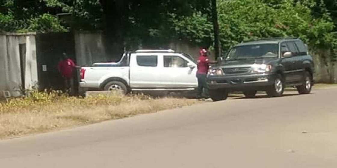 COVID-19: 'Yan sanda sun rufe hanyoyin shiga unguwar su Shehu Sani a Kaduna COVID-19: 'Yan sanda sun rufe hanyoyin shiga unguwar su Shehu Sani a Kaduna