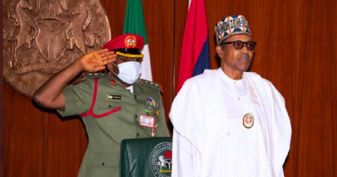 Buhari ba zai yi murubas ba don kallubalen tsaro, martanin APC ga PDP Buhari ba zai yi murubas ba don kallubalen tsaro, martanin APC ga PDP