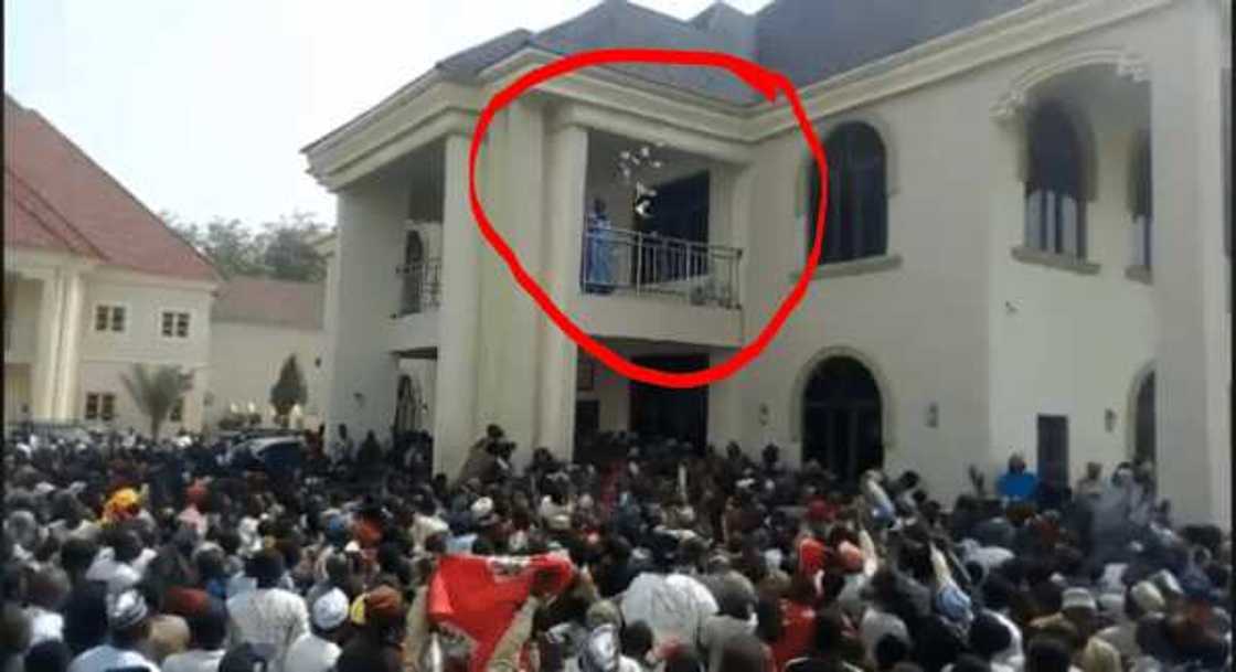 Sanata Wamako ya yi yayyafin kudi ga magoya bayansa, hotuna Sanata Wamako ya yi yayyafin kudi ga magoya bayansa, hotuna