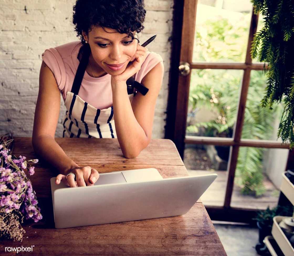 A lady shopping online