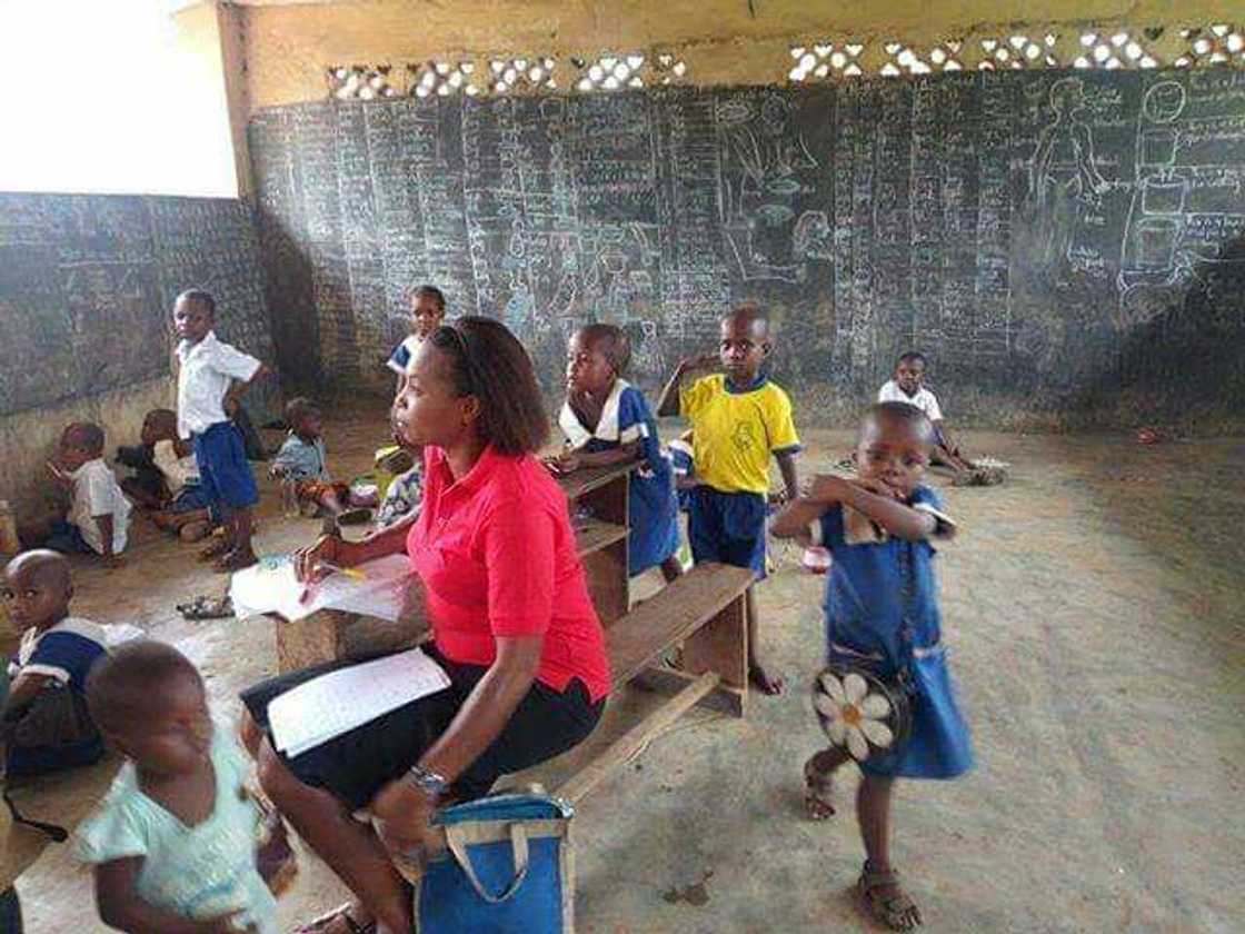 Tabarbarewar ilimi a Najeriya: Kalli yadda wasu daliban Firamari suke daukan darasi Tabarbarewar ilimi a Najeriya: Kalli yadda wasu daliban Firamari suke daukan darasi