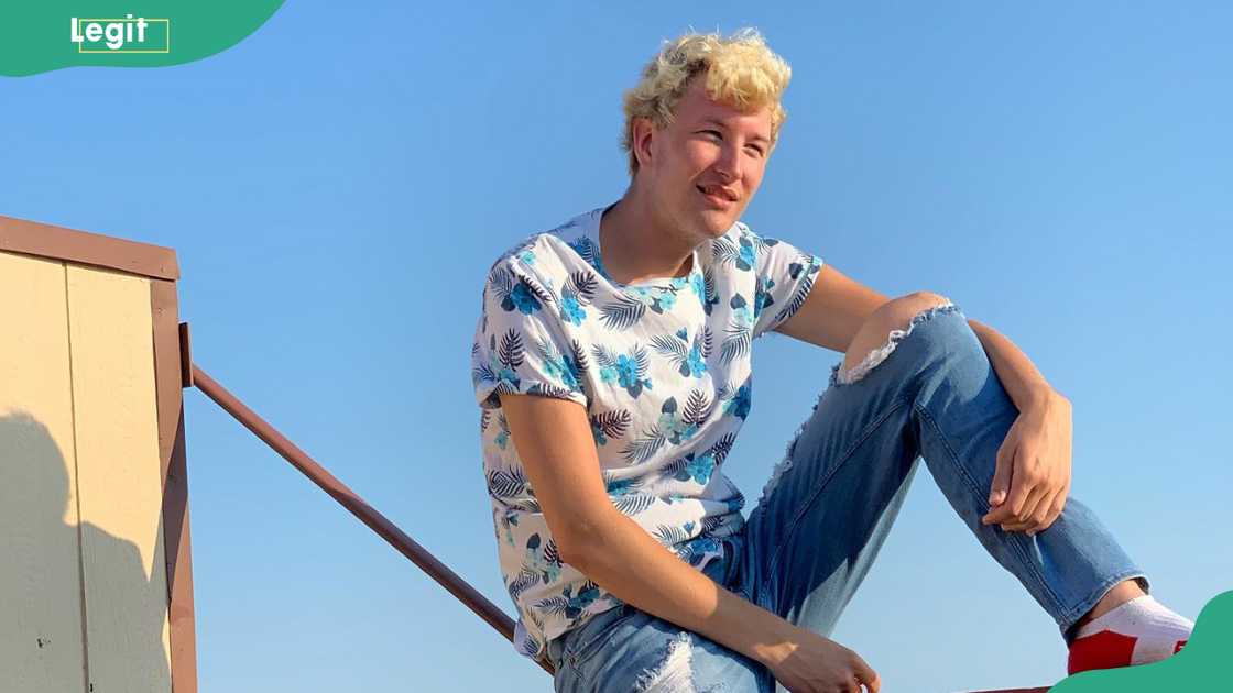 Taylor Filipowski sitted on a higher end Taylor Filipowski sitted on a higher end